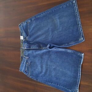 Men's denim shorts by Nautica. Waist - 36 ; Inseam- 11.5in